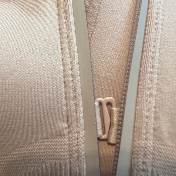 Bundle of 4 VS PINK Zip front sportsbras - Picture 6 of 7